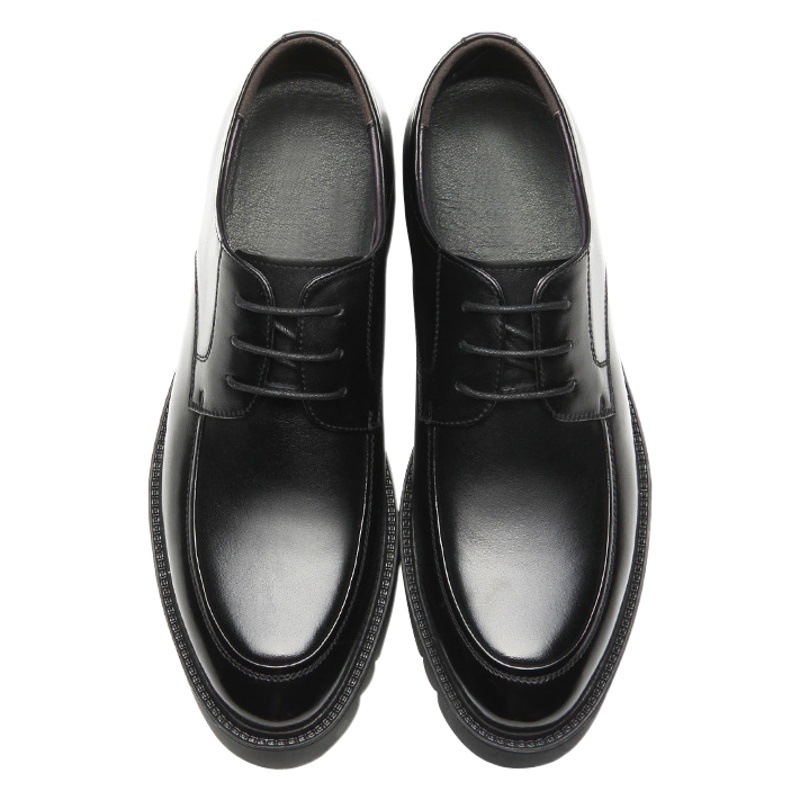 男性靴を装着しているビジネス靴の男性の中には10cm8cmの厚い底が高くなっているカジュアルシューズの英倫本革男性靴が高くなっている