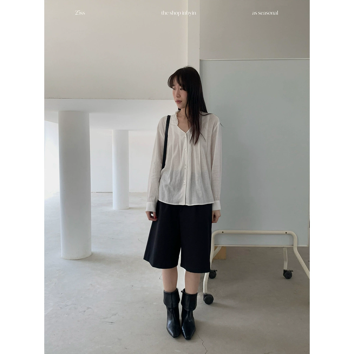 [Без возможности возврата или обмена] Рубашка с V-образным вырезом, кружевом и плиссировкой, весенняя тонкая свободная белая рубашка для женщин с эффектом высокого класса.