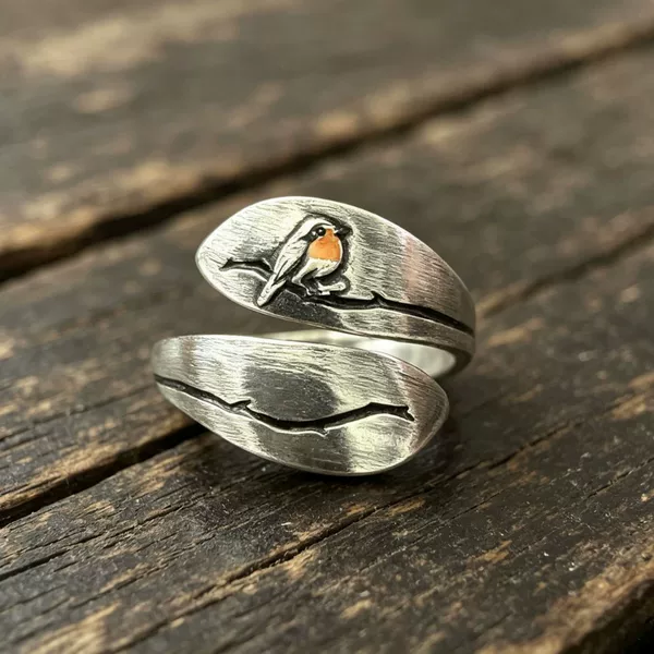 The robin bird ring on the Thai silver branch is exquisitely carved, an open ring with a vintage and versatile design, unique and suitable for autumn and winter