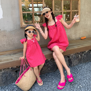 Play together summer Net red parent-child raspberry powder dragon fruit color little sister wind mother and daughter small fly sleeve plaid skirt H2X7