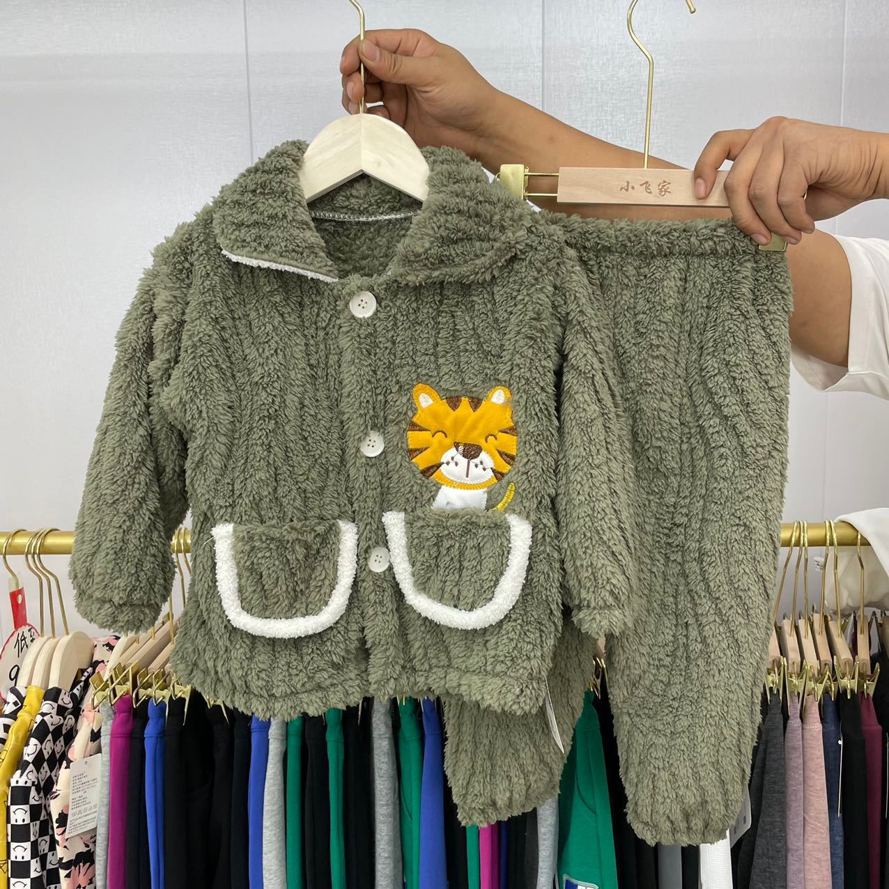 Niños y niñas Pijamas de terciopelo de zorro de nueve colas engrosados otoño e invierno con forro polar terciopelo de coral ropa para el hogar traje de niños medianos y pequeños al por mayor