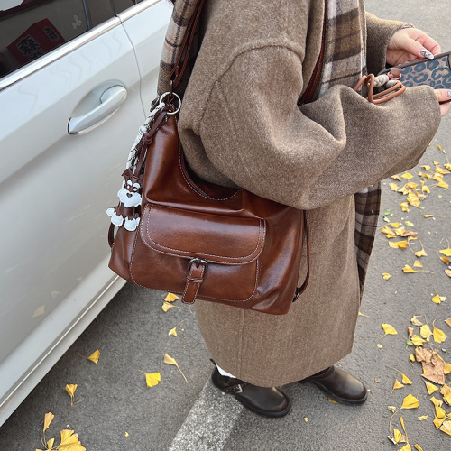 The 2025 trending minimalist versatile bags, made of oil wax leather PU material, with large pockets, suitable for travel and commuting, available in single shoulder and crossbody styles as well as backpack options.