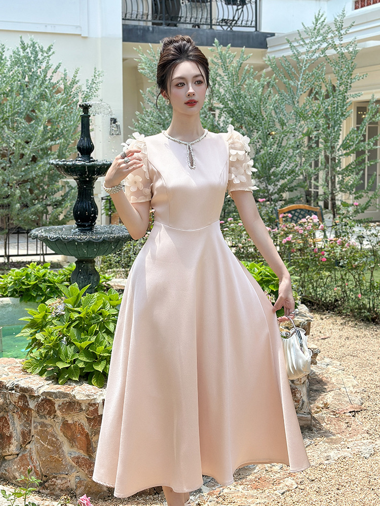 Váy phồng eo thon cổ tròn cut out tay áo cánh hoa kiểu Pháp — sâm panh
