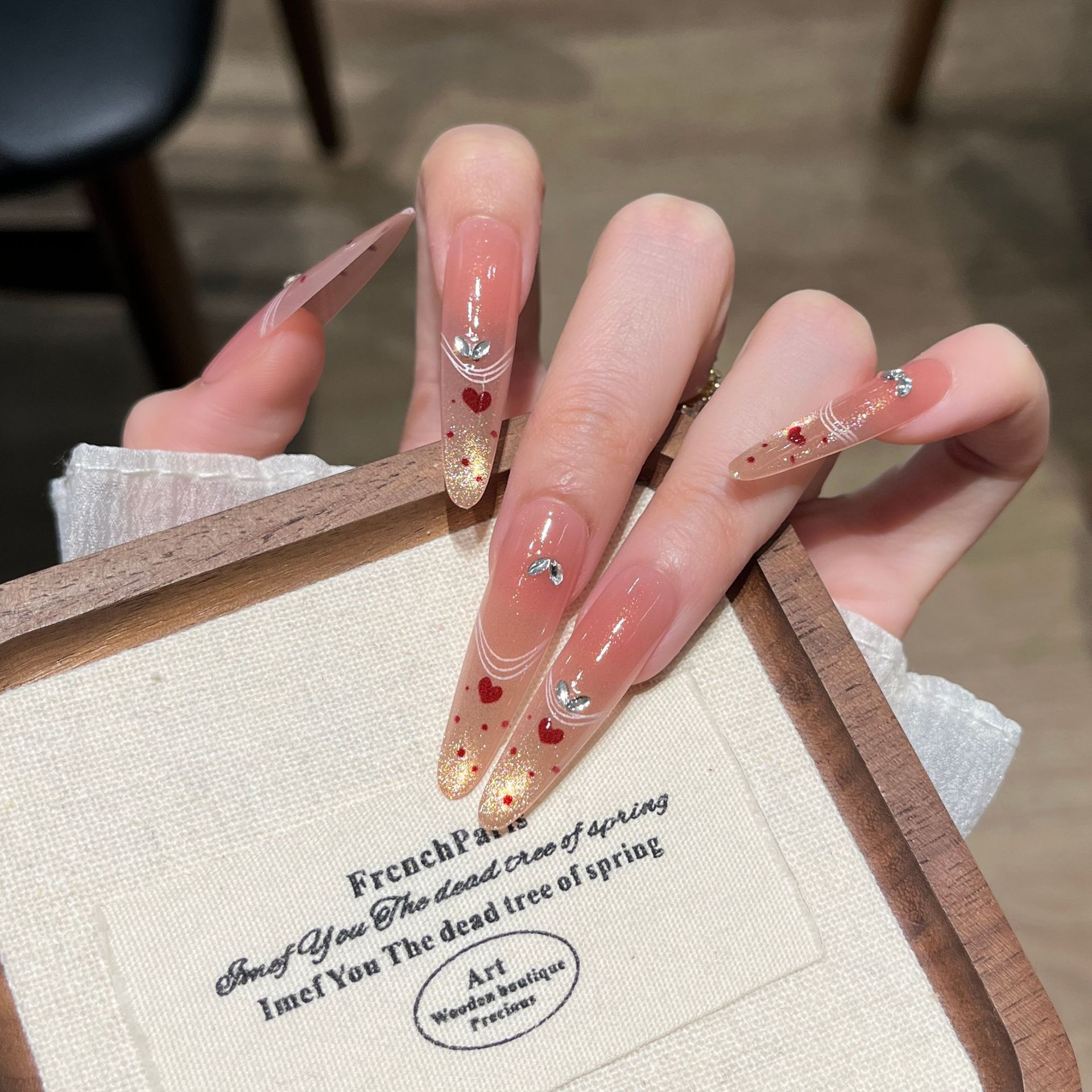 Uña de lujo ligera y lujosa, manicura blanca, uñas falsas, perros largos, uñas doradas, productos terminados