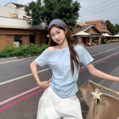 不規則な斜め襟レタープリント半袖Tシャツ女性用2025新作プリーツウエスト痩身オフショルダーショートトップ