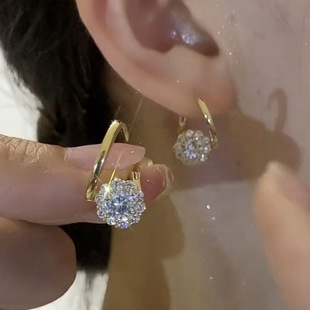 ���n�p�ݿ����D�ʯ����ŮС���OӋ�r�и߼��ж��h���|�M荶��Ʒ