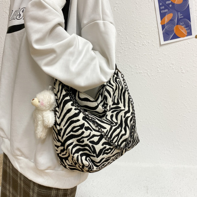 2021 The new Japanese ins Harajuku Female bag black and white stripe Canvas bag leisure time student The single shoulder bag Inclined shoulder bag