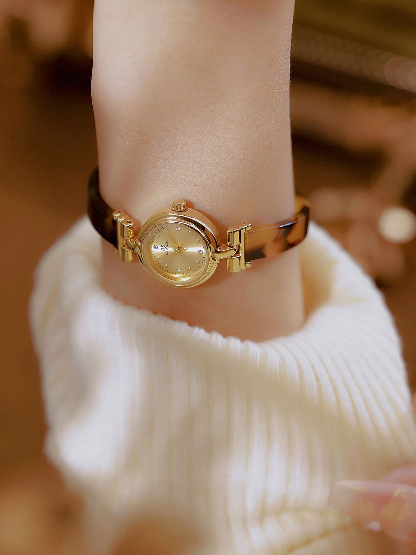 Elegant Simple Style Geometric Jewelry Buckle Quartz Watch Women's Watches display picture 6