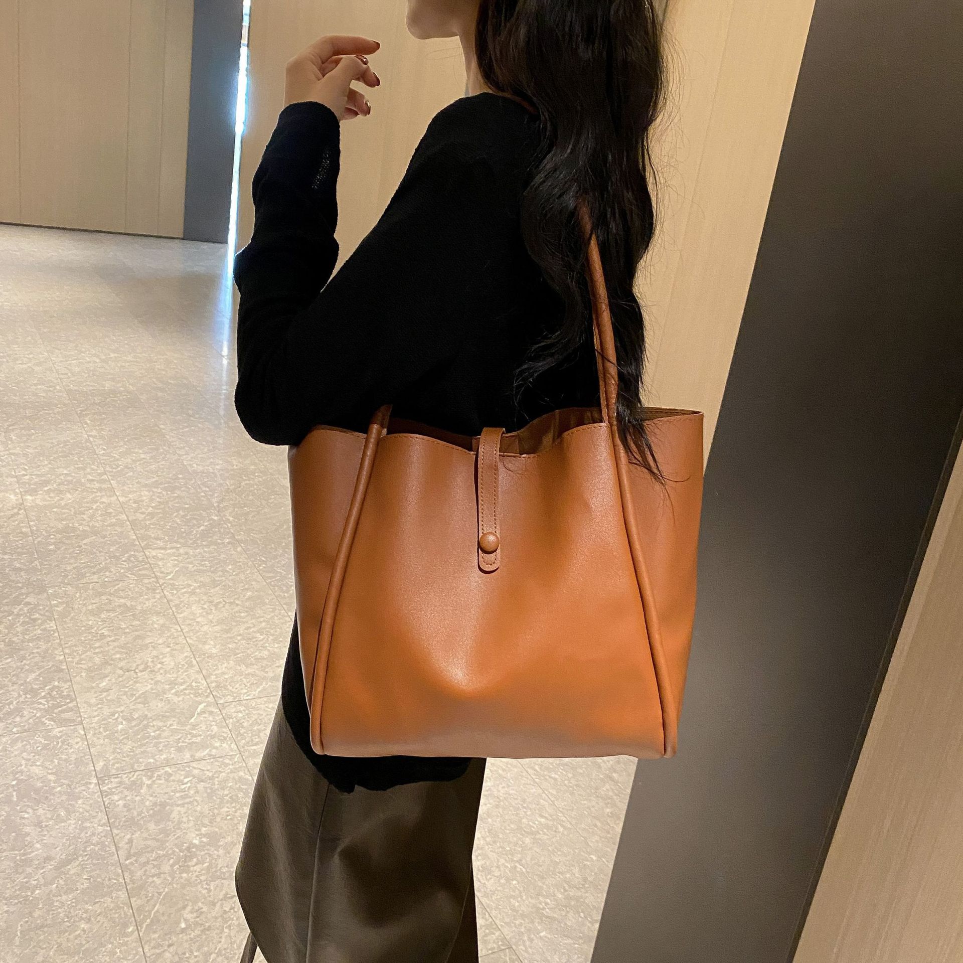 Textura simple de gran capacidad bolsa de hombro para mujeres 2025 nuevo estilo coreano de hombro único brazo de moda para mujeres image 6