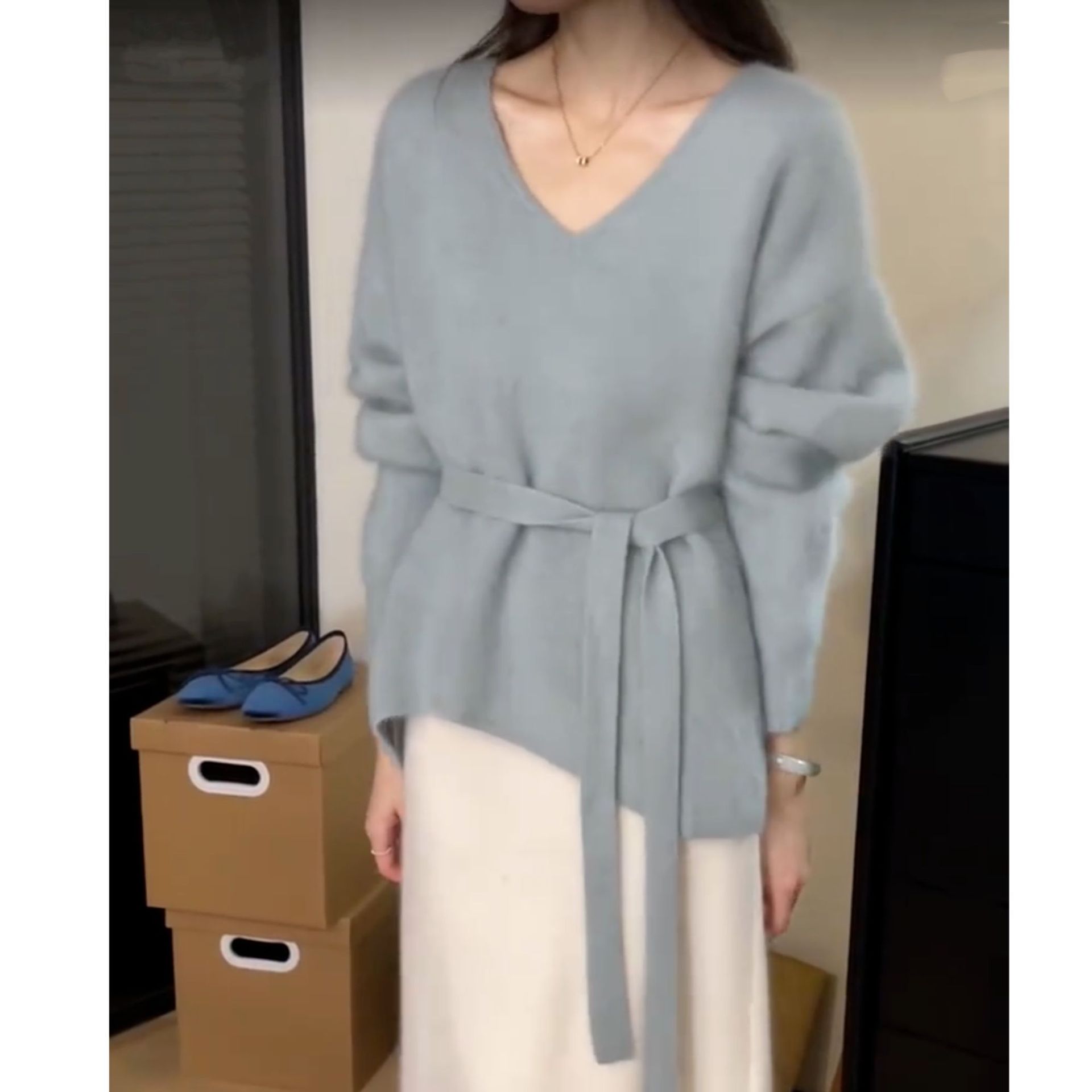 韩系V领气质收腰浣熊绒软糯毛衣女秋冬慵懒风毛茸茸设计感纯色针