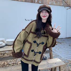 军绿色牛角扣皮毛一体羊羔毛外套女秋冬设计麂皮绒机车服棉服