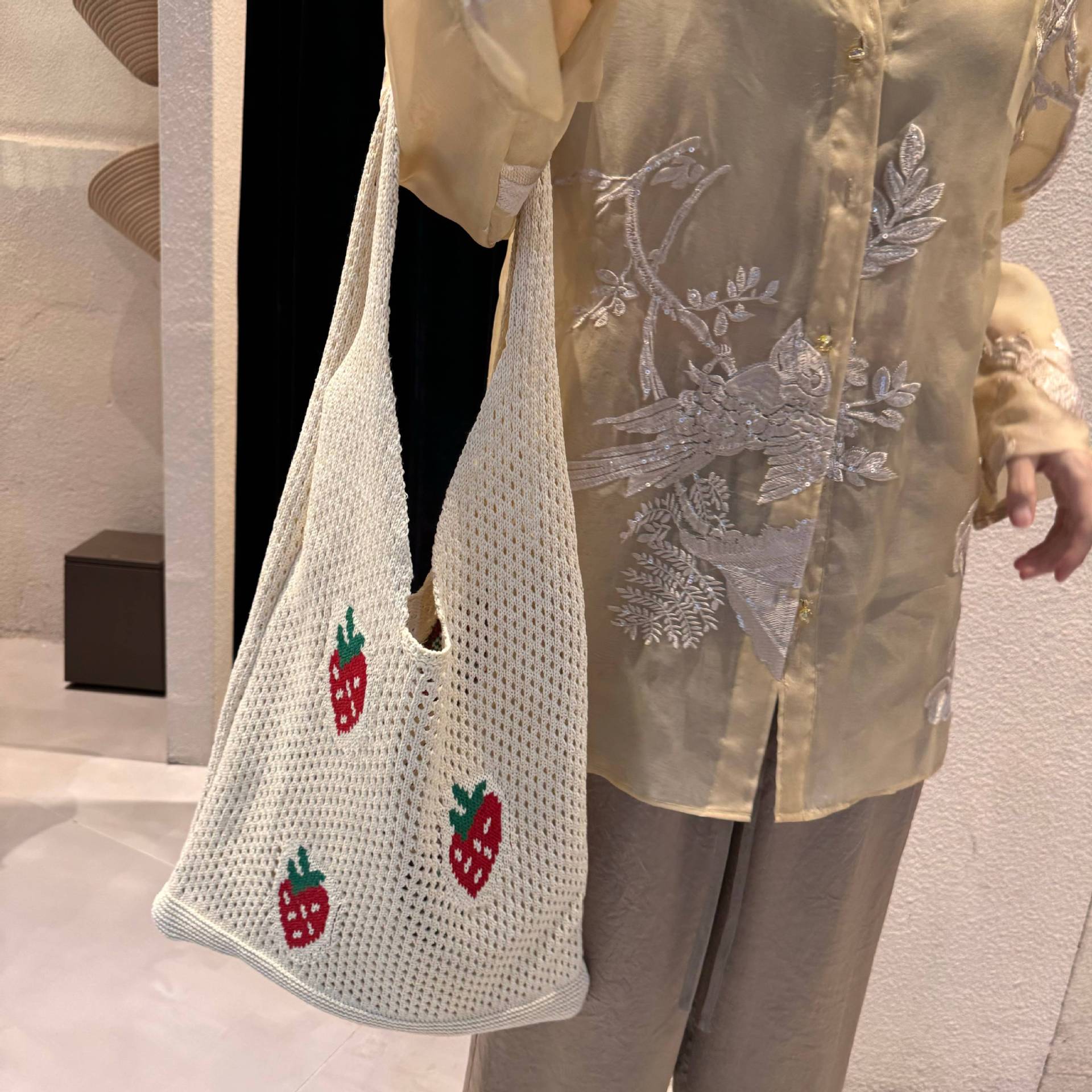 Open Closure Type Women's Medium Polyester Strawberry Cute Square Open Tote Bag