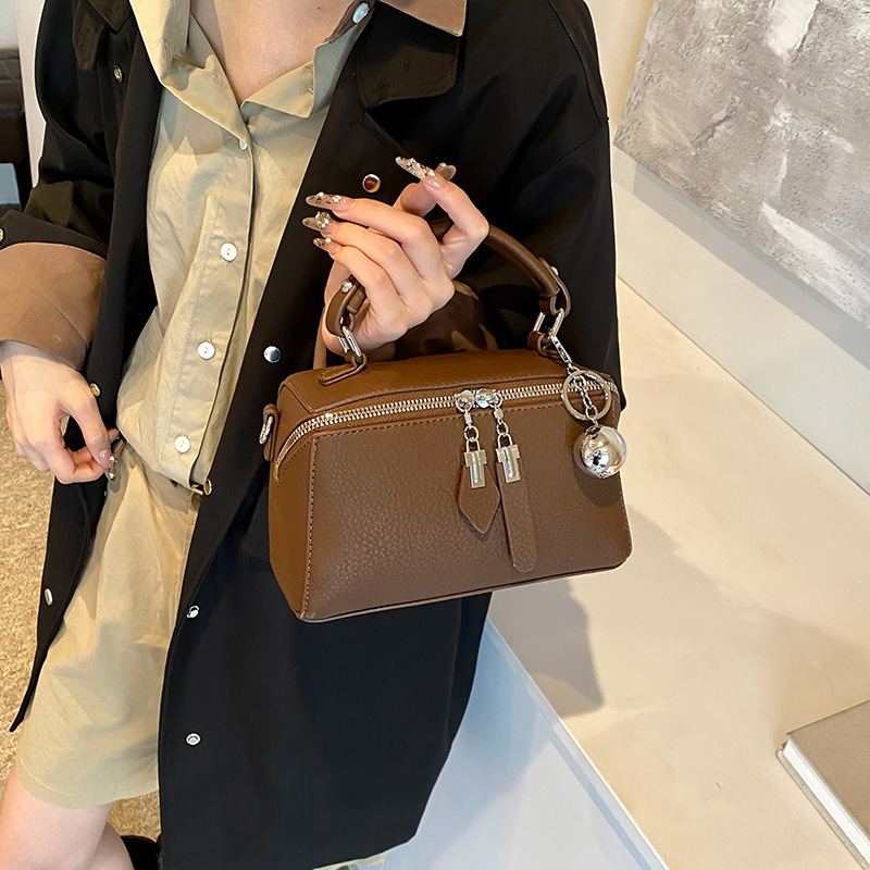 外国貿易のファッション的な質感のハンドバッグの女性2025の新型のレトロでシンプルなボストンシングルショルダーのショルダーバッグの小さい方のカバン