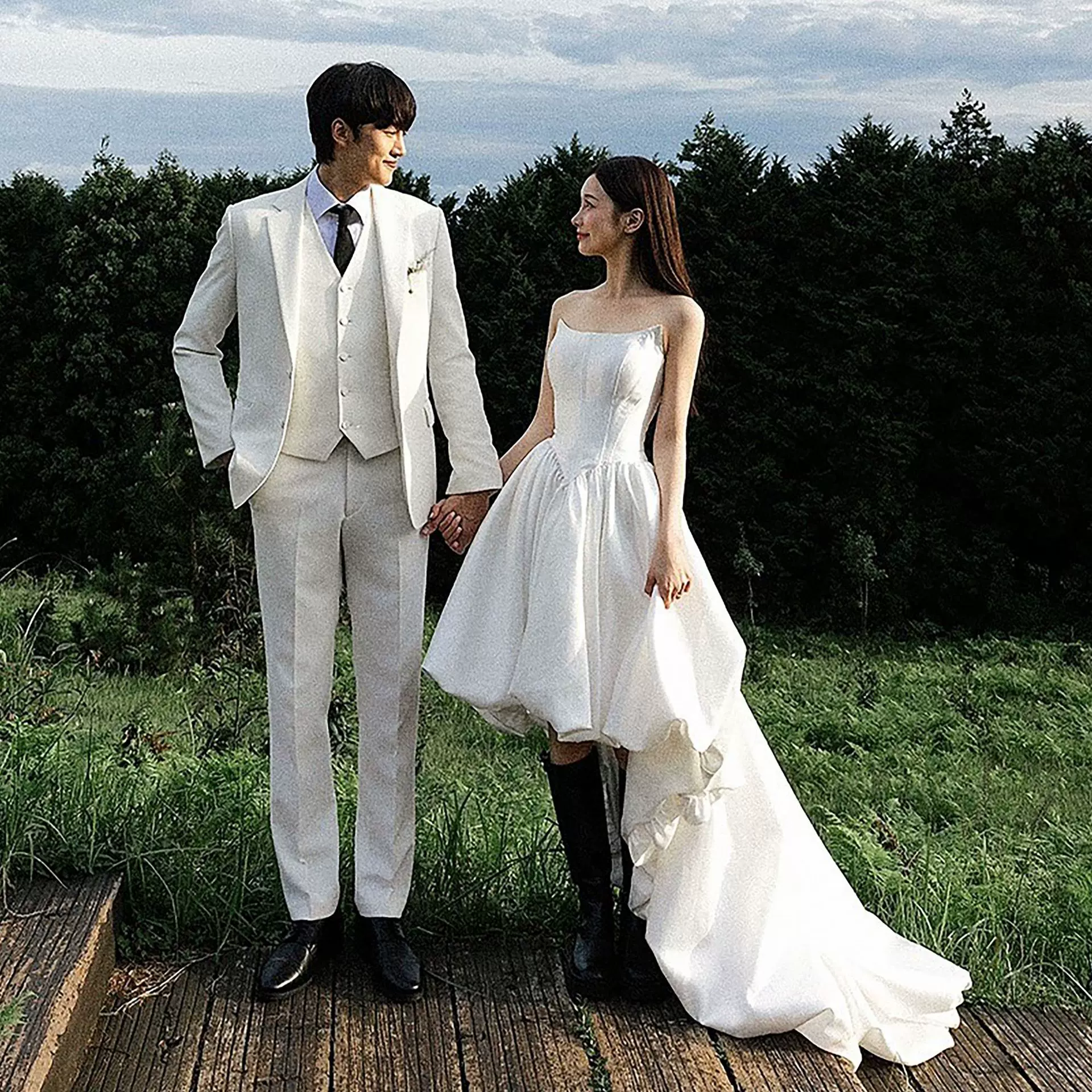 韩式轻婚纱缎面简约一字肩前短后长旅拍森系绝美礼服蓬蓬裙高级感