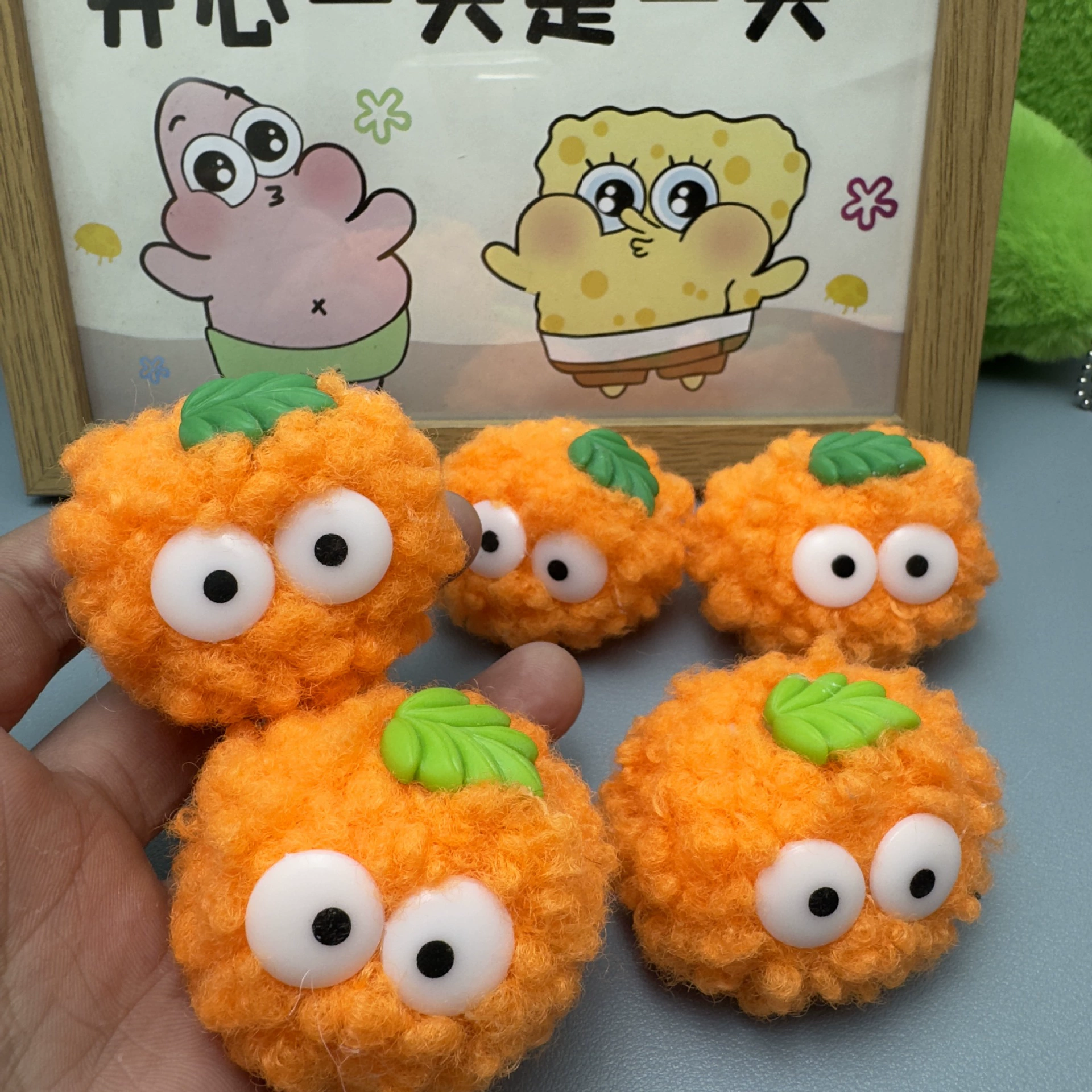 Симпатичные зеленые листья петушиные пушистые шарики оранжевые шарики