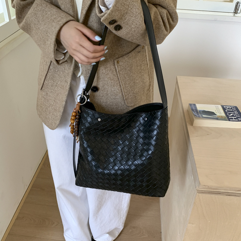 大容量斜挎编织纹水桶包女士2025早秋新款高级感通勤腋下包托特包|undefined