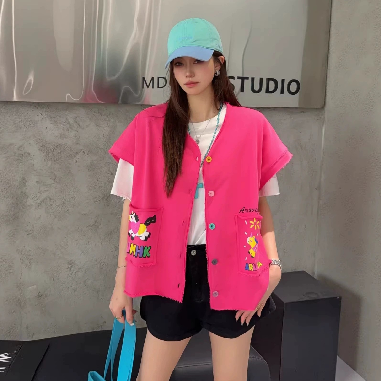 独特叠穿马甲女2026新款卡通口袋减龄彩色纽扣慵懒无袖背心开衫