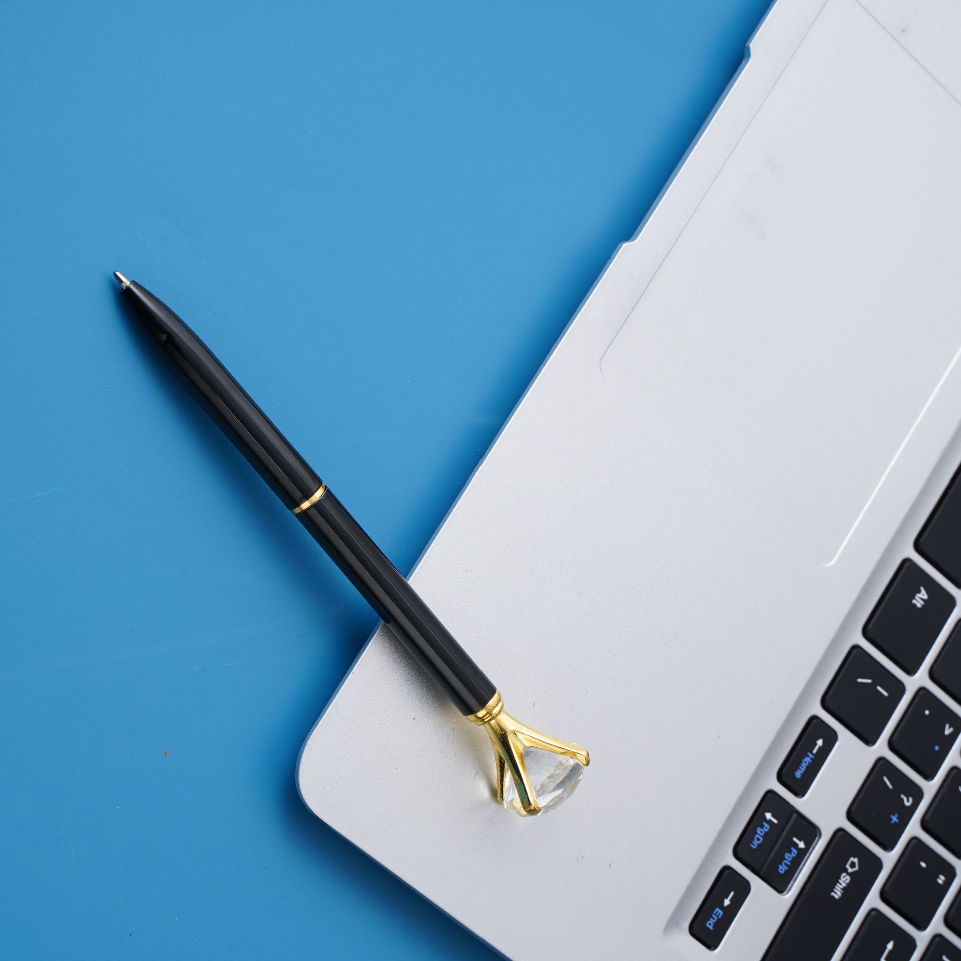 Fábrica al por mayor multicolor en stock bolígrafo de diamantes ins estilo Oficina pluma de metal Logotipo de impresión