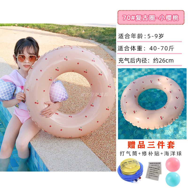 작은 체리 수영 반지에 표시된 실버