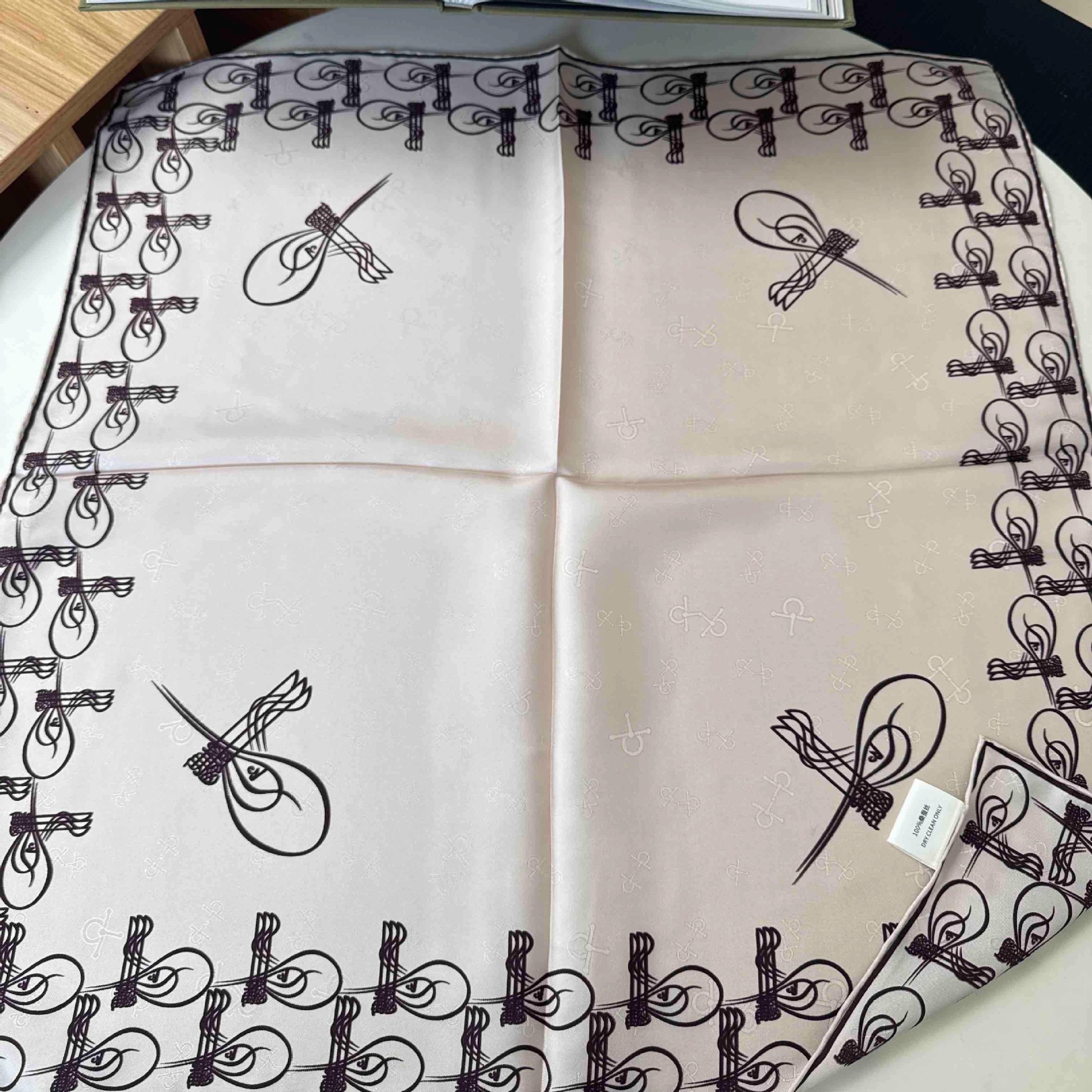 Pañuelo Cuadrado de Seda Jacquard Doble Cara para Mujer 100% Seda de Morera, con Protección Solar