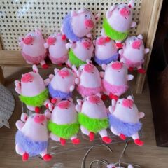 バレエ豚のペンダントピンクの子豚の人形人形人形が醜いぬいぐるみのかばんを飾っています。