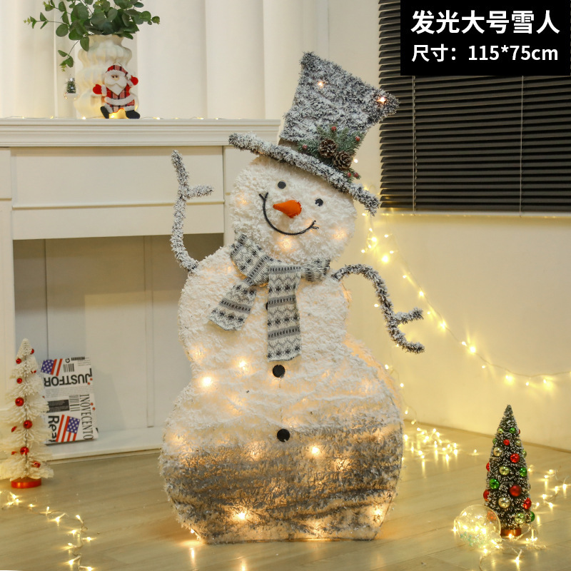 クリスマスの光る白い植毛雪だるまのショーウインドーのデパートのホテルの装飾品のシーンは祝日の美しい陳の置物を配置します。|undefined