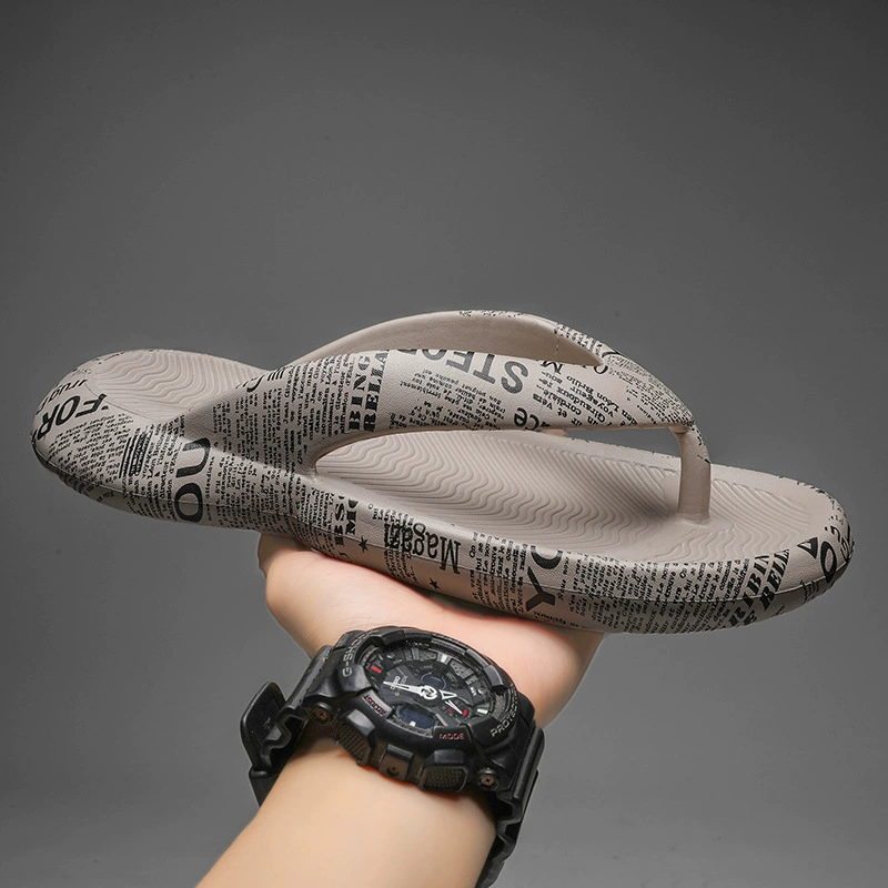 Новые стильные тапочки для мужчин, которые можно носить летом, нескользящие шлепанцы, повседневные пляжные сандалии с буквенным принтом.