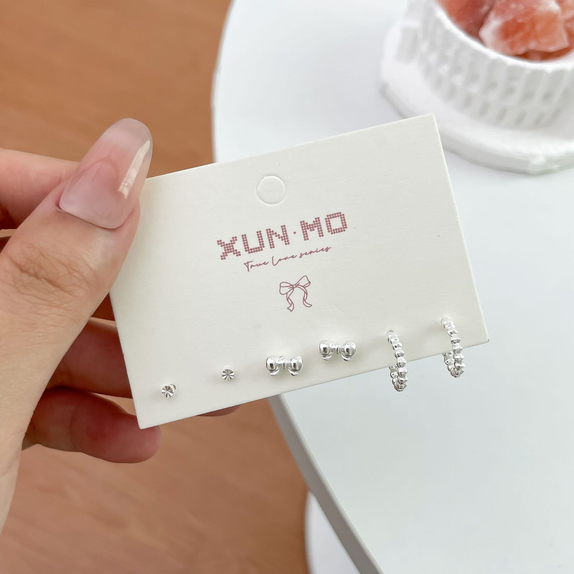 Juego de pendientes de aguja plateados, sencillos y compactos para mujer, pendientes geométricos en forma de corazón, bonitos, dulces y versátiles, venta al por mayor para puestos de mercado