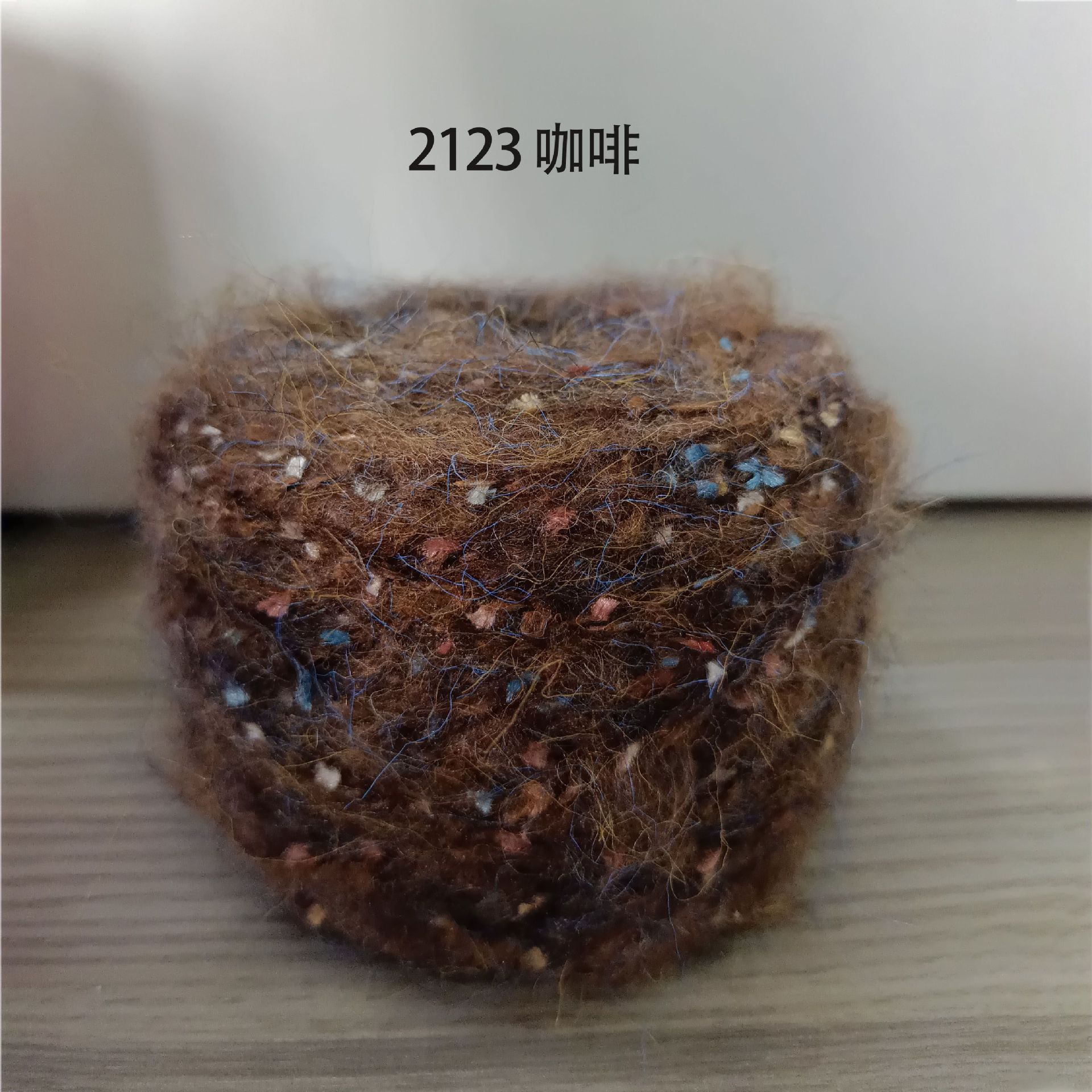 Venta al por mayor de mohair hilo de lentejuelas medio grueso colorido hecho a mano diy ganchillo piel suave suéter bola de lana paquete de material