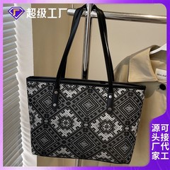 2025 夏の新しいポータブル小さなバッグ女性のトートバッグ新しい甘くて絶妙な通勤ショルダークロスボディバッグ