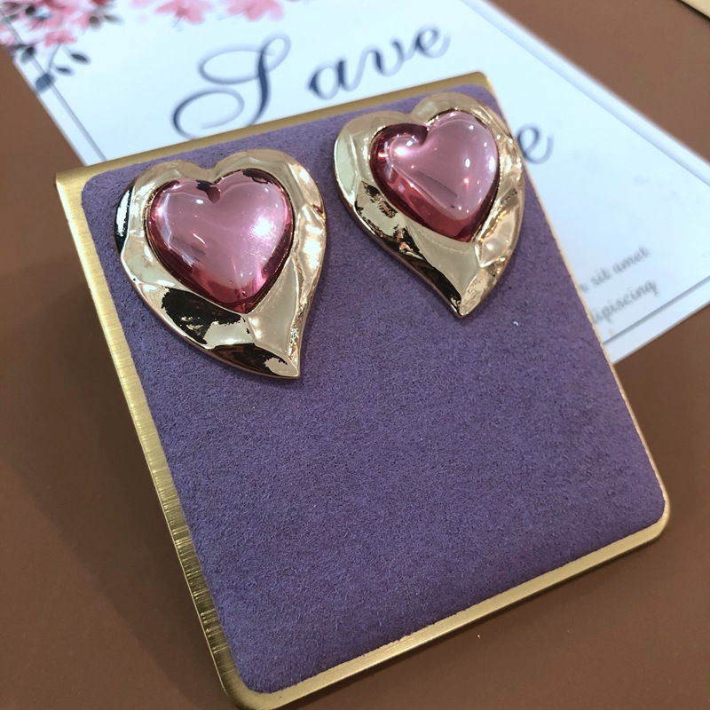 New Temperament Pink Love Stud Earrings Personality Fashion Retro Palace Style Ear Clip display picture 7