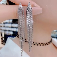 銀色の女王の長いフリンジドレスのイヤリングS925純銀針の高級感があります。