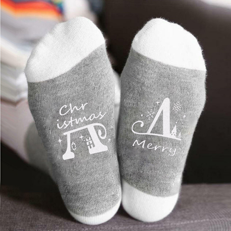 Calcetines navideños con letras de colores en contraste, estampado de muñeco de nieve, calcetines unisex de algodón con elementos navideños para comercio exterior.