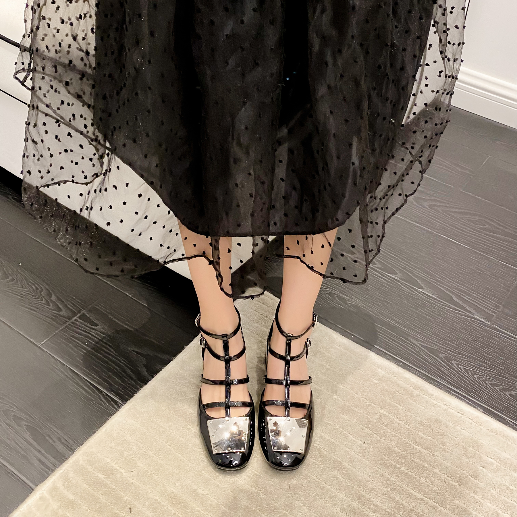 Sandalias de tacón grueso con cordones y punta cuadrada de charol con hebilla metálica de nuevo estilo, sandalias de tacón alto cerradas para mujer de 5 cm image 3