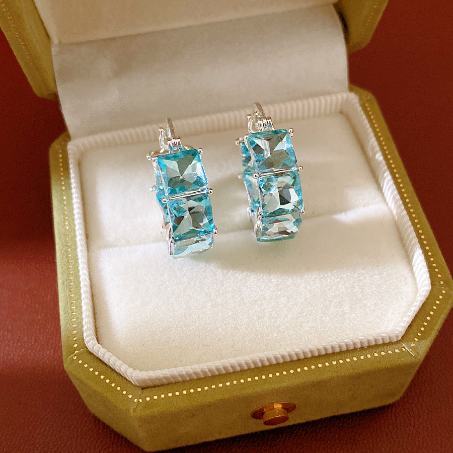 Elegante simple zircon cuadrado redondo perfiles de orejas estilo frío personalidad pendientes de nicho ligero de lujo alta sensación de auriculares al por mayor