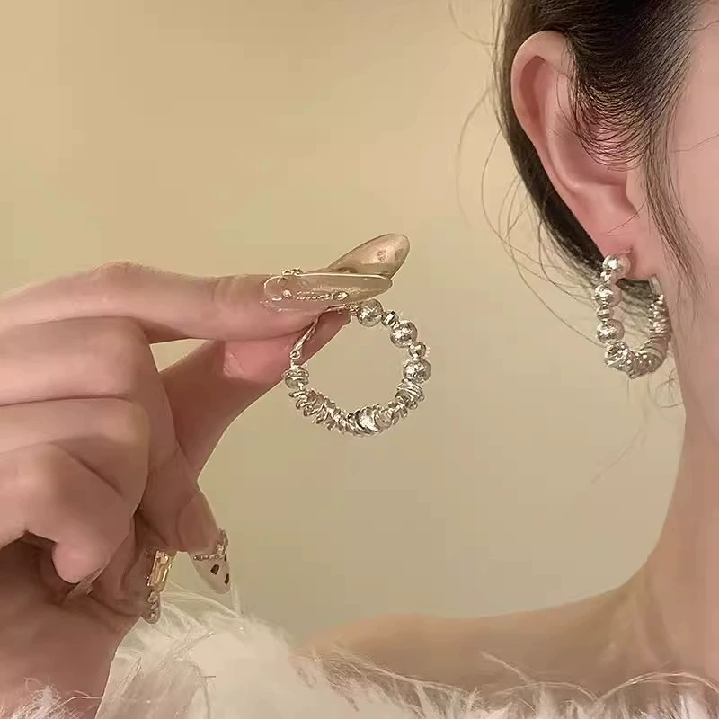 Золотые дизайнерские серьги, стиль легкой роскоши, тренд сезона