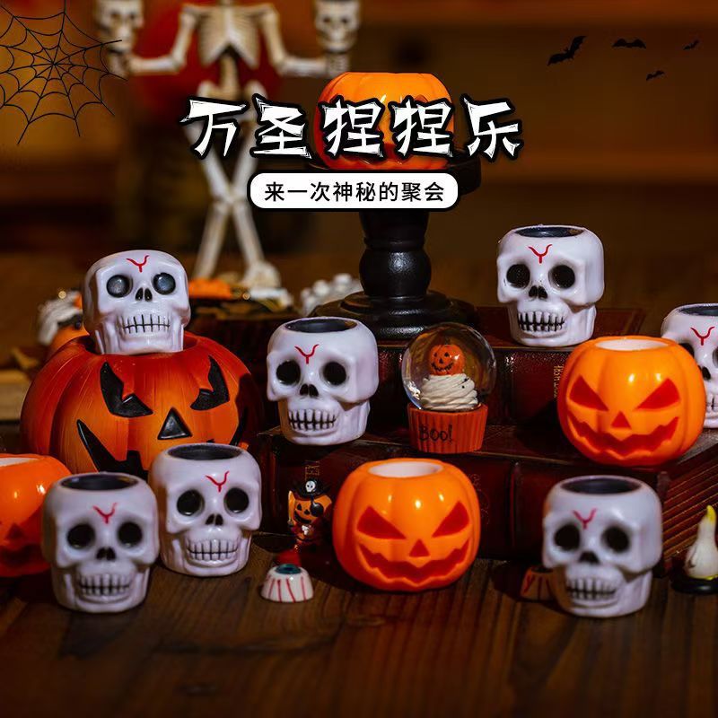 ハロウィーンの光るカボチャは杯を押して子供のおもちゃをつまんで解凍してカボチャの杯の夜市の露店の卸売りを発散します。|undefined