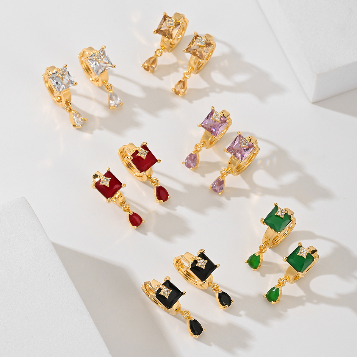 Selección transfronteriza Pendientes de circonio con incrustaciones Joyas Mujer 2024 Nuevos pendientes de moda Pendientes de cobre chapado en oro Joyas exquisitas