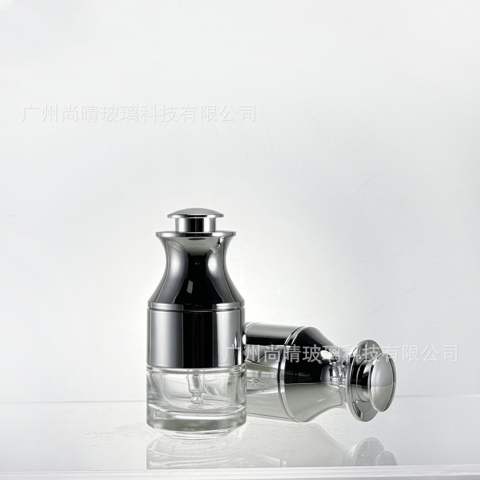 Spot nuevo estilo 30ml manga de hombro cuentagotas botella de aceite esencial de esencia de prensa portátil botella de vidrio cosmético