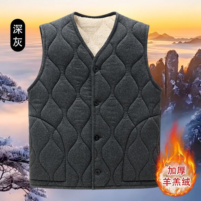新しい中高年男性のキャメルケースは冬の厚手の綿服を着ています。|undefined