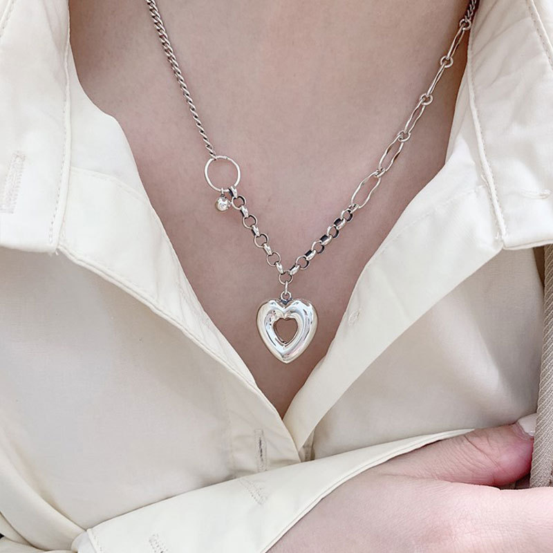 Korean Style Hollow Heart Clavicle Chain Necklace display picture 3