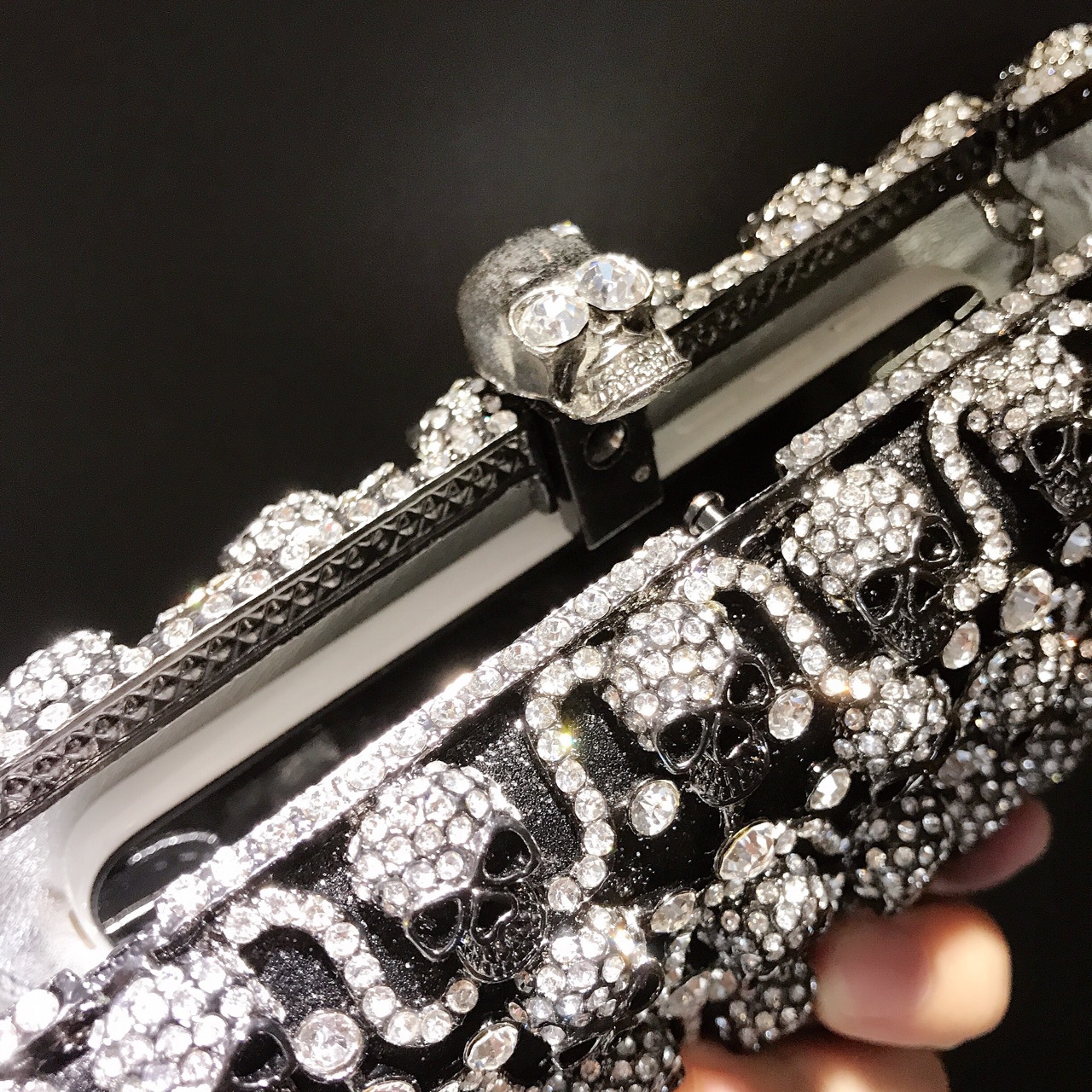 Túi clutch dạ tiệc hộp cứng đính đá hình đầu lâu — Màu đen chi tiết 7