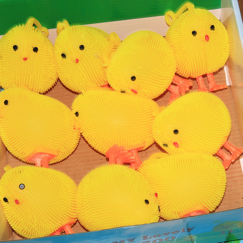 新しい子供の閃光のおもちゃの縄のニワトリのledの発光の小さい黄色のニワトリの箱はひよこの臨沂の2元のおもちゃの卸売りを減圧します。