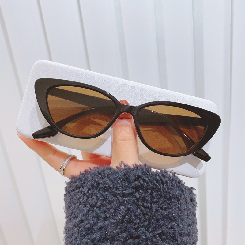 2024 nuevas gafas de sol retro triángulo ojo de gato al por mayor sunglasses montura pequeña gafas de sol mujeres gafas de sol hombres