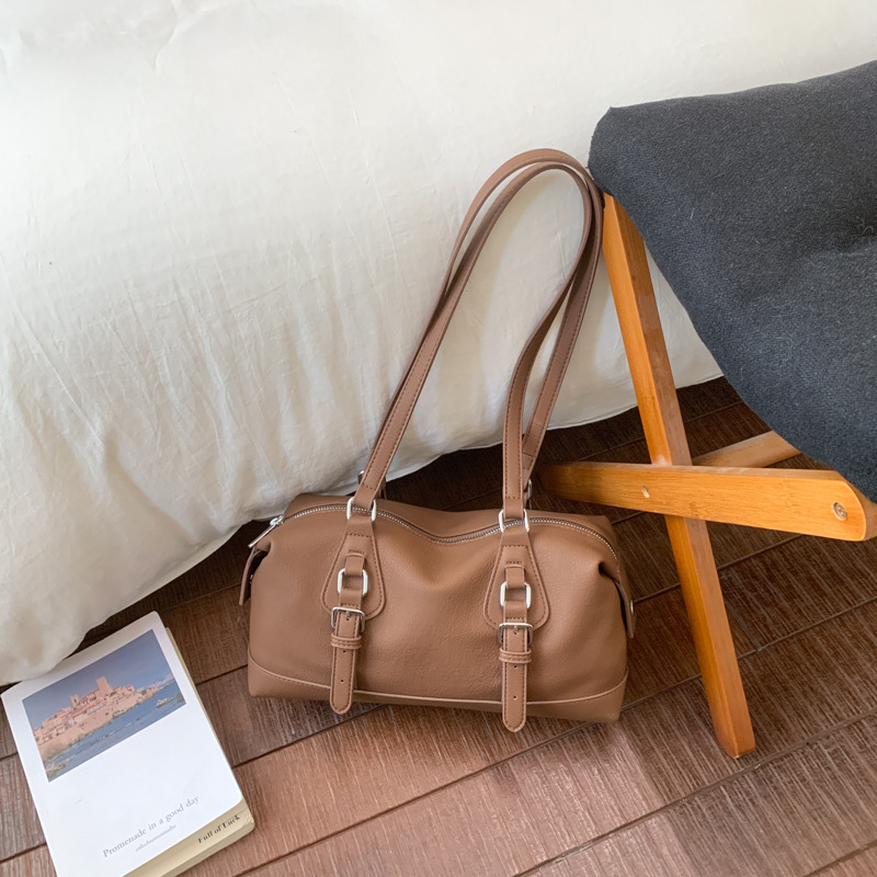 Bolsas de bolos de cuero suave de estilo extranjero, bolsas de brazales de diseño de tendencia, bolsas de viaje frescas para el trabajo.