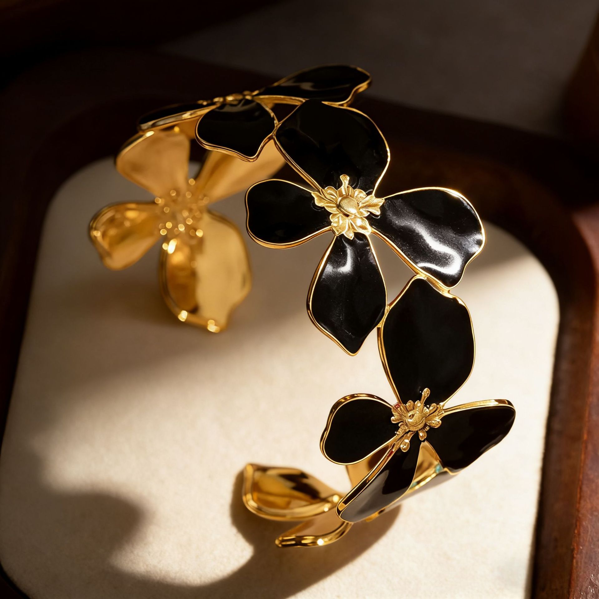 Esmalte negro flor de cuatro hojas