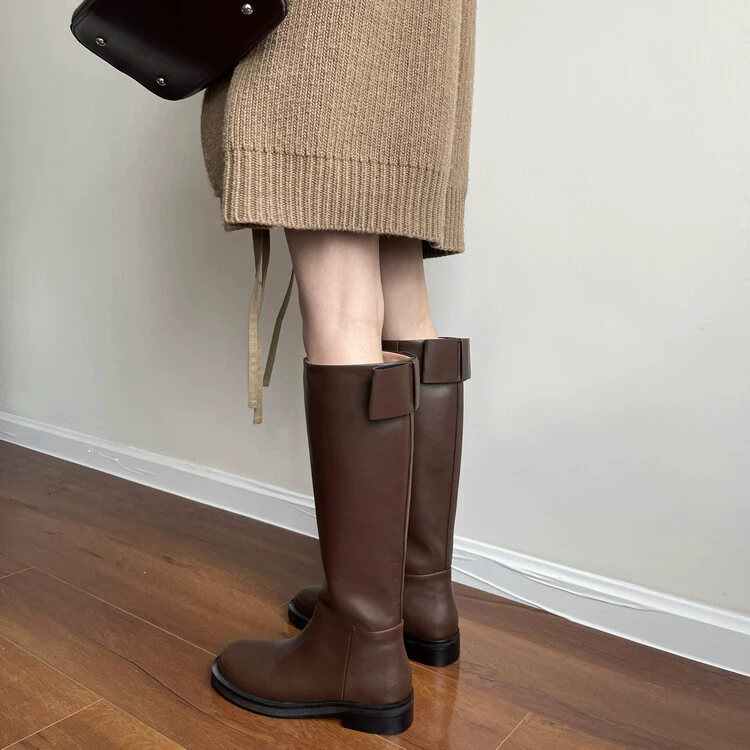 2024 Досуг ~ Коричневые кожаные кожаные сапоги женские плоские круглые сапоги рыцаря осенние и зимние банты прямые сапоги