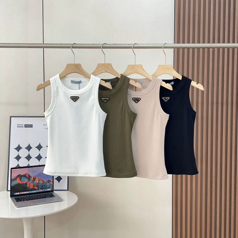 P brand's 2026 summer classic versatile triangle metal letter slim-fit sleeveless ribbed tank top for women P brand's 2026 summer classic versatile triangle metal letter slim-fit sleeveless ribbed tank top for women