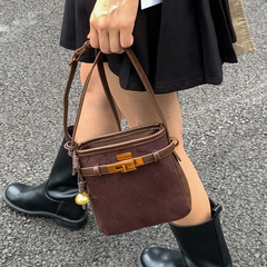 复古小众麂皮绒包包女2025秋冬季新款百搭斜挎包美拉德棕色水桶包