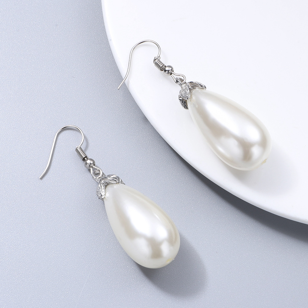 New Trendy Earrings Simple Retro Temperament Niche Drop-shaped Pearl Pendant Ear Hook display picture 2